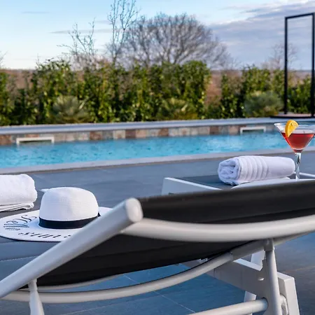 Casa Belladonna With Heated Pool And Kids Playground Sinozici