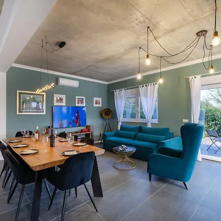 Casa Belladonna With Heated Pool And Kids Playground וילה Sinozici