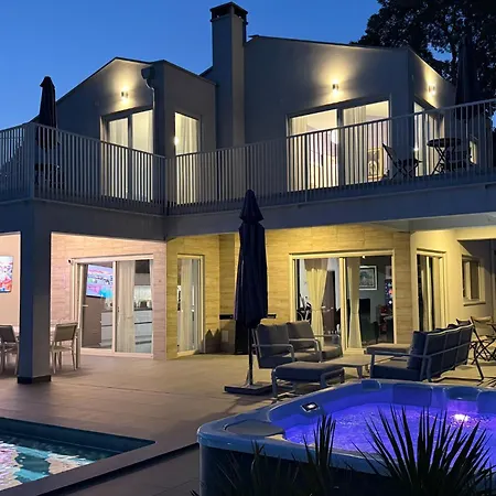 Casa Belladonna With Heated Pool And Kids Playground Sinozici