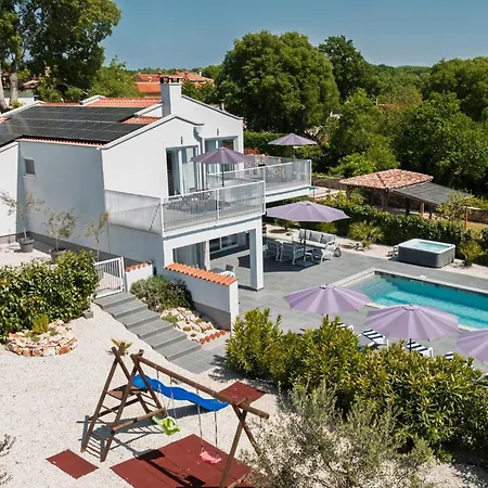 Casa Belladonna With Heated Pool And Kids Playground וילה Sinozici