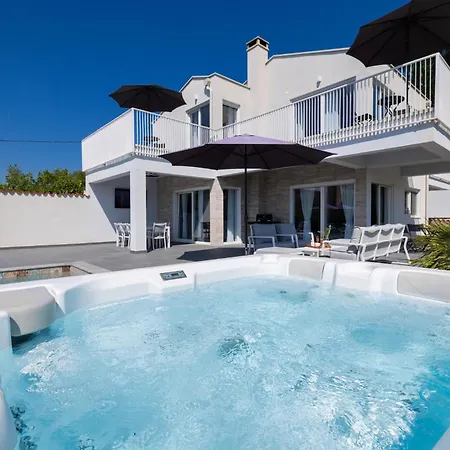 Casa Belladonna With Heated Pool And Kids Playground וילה