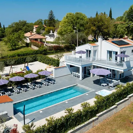 וילה Casa Belladonna With Heated Pool And Kids Playground Sinozici