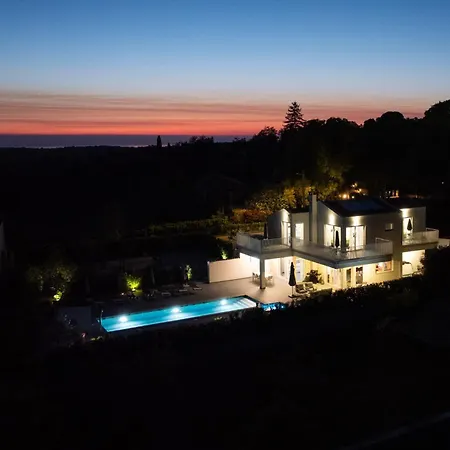 Casa Belladonna With Heated Pool And Kids Playground וילה Sinozici